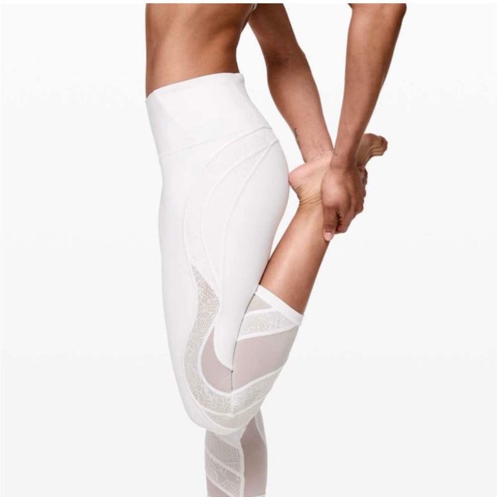 White Lululemon Wunder Under leggings, size 6.